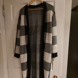 Black and white plaid coatigan. Fits L/XL. Great fit 😊